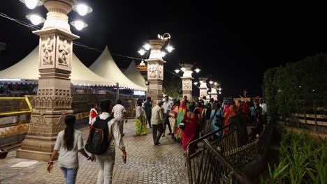 Gente-Caminando-En-El-Corredor-Del-Templo-Por-La-Noche-Desde-Un-ángulo-Plano.-El-Video-Se-Tomó-En-El-Corredor-Del-Templo-Mahakaleshwar-Mahakal-Ujjain-Madhya-Pradesh-India-El-9-De-Marzo-De-2024.