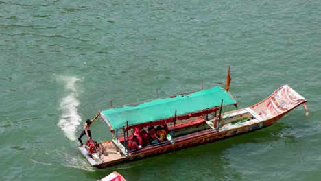 Touristenfähre-Mit-Traditionellen-Holzbooten,-Die-Morgens-Auf-Dem-Fluss-Eine-Luftaufnahme-Machen.-Das-Video-Wurde-Am-10.-März-2024-In-Omkareshwar-Khandwa,-Madhya-Pradesh,-Indien,-Aufgenommen