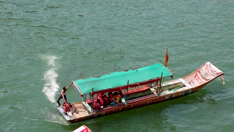 Ferry-Turístico-Barcos-De-Madera-Tradicionales-Corriendo-Vista-Aérea-En-El-Río-Por-La-Mañana-El-Vídeo-Se-Toma-En-Omkareshwar-Khandwa-Madhya-Pradesh-India-El-10-De-Marzo-De-2024