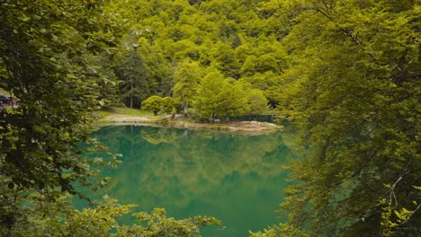 Ungestörte-Naturreflexionen,-Stilles-Wasser,-Friedliches-Französisches-Wahrzeichen