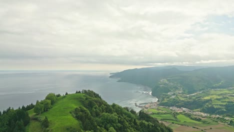 Üppige-Grüne-Hügel-Mit-Blick-Auf-Den-Atlantik-Auf-Den-Azoren-An-Einem-Bewölkten-Tag