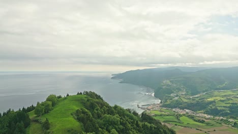 Exuberantes-Colinas-Verdes-Con-Vistas-Al-Océano-Atlántico-En-Las-Azores-En-Un-Día-Nublado