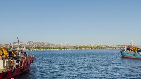 Barcos-Pasando-Por-El-Mar-Al-Atardecer-En-La-Playa
