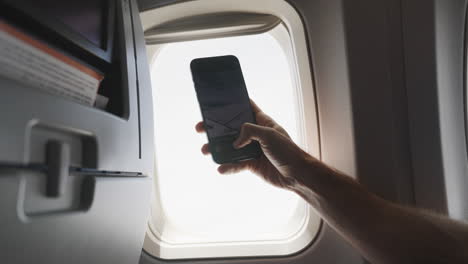 Tomando-Selfie-Desde-La-Ventana-Del-Avión