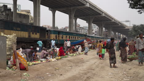 El-Tren-Pasa-Por-Un-Mercado-De-Frutas-Y-Verduras-Alineado-A-Lo-Largo-Del-Ferrocarril-Mientras-Los-Vendedores-Trabajan.