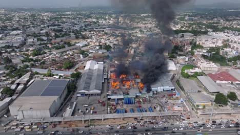 Toma-Aérea-De-Un-Devastador-Incendio-En-Un-Almacén-En-La-Ciudad-De-Santo-Domingo,-República-Dominicana.