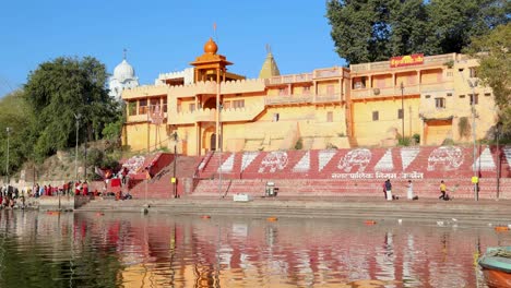 La-Prístina-Orilla-Sagrada-Del-Río-Shipra-Con-Un-Templo-Antiguo-Y-Un-Cielo-Azul-Brillante-En-La-Mañana.-El-Video-Se-Tomó-En-El-Río-Shipra-En-Ujjain,-Madhya-Pradesh,-India,-El-9-De-Marzo-De-2024.