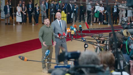 El-Presidente-Ucraniano,-Volodymyr-Zelensky,-Hablando-Con-La-Prensa-En-El-Edificio-Del-Consejo-Europeo-Durante-La-Cumbre-De-La-UE-En-Bruselas,-Bélgica.