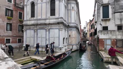 Venedig,-Italien,-Zeitlose-Architektur,-Gewundene-Wasserkanäle,-Malerische-Passagen-Voller-Menschen-Und-Besucher,-Die-Die-Essenz-Historischer-Schönheit-Einfangen