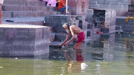 Anciano-Devoto-Bañándose-En-El-Prístino-Río-Sagrado-Shipra-Por-La-Mañana-Desde-Un-ángulo-Plano.-El-Video-Se-Toma-En-El-Río-Shipra-Ujjain-Madhya-Pradesh-India-El-9-De-Marzo-De-2024.