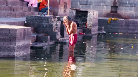 Anciano-Devoto-Bañándose-En-El-Prístino-Río-Sagrado-Shipra-Por-La-Mañana-Desde-Un-ángulo-Plano.-El-Video-Se-Toma-En-El-Río-Shipra-Ujjain-Madhya-Pradesh-India-El-9-De-Marzo-De-2024.