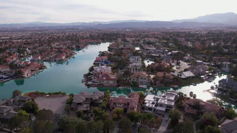 El-Rico-Barrio-Residencial-De-Los-Lagos-De-Las-Vegas,-Nevada,-EE.UU.,-Vista-Aérea-De-Costosas-Casas-Frente-Al-Mar.