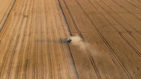 Mähdrescher-Ernten-Getreide-An-Einem-Sonnigen-Sommertag,-Luftaufnahme