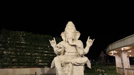 Idol-Des-Hinduistischen-Heiligen-Gottes-Lord-Ganesha-Im-Freien-Aus-Verschiedenen-Winkeln.-Das-Video-Wurde-Im-Korridor-Des-Mahakaleshwar-Mahakal-Tempels-In-Ujjain,-Madhya-Pradesh,-Indien-Aufgenommen.