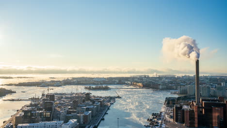 Zeitraffer-Des-Dampfenden-Meeres-Vor-Der-Skyline-Von-Helsinki,-Winterabend