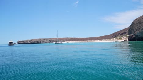 Barcos-Navegando-En-La-Isla-Espíritu-Santo,-Cerca-De-La-Paz,-Baja-California-Sur,-México