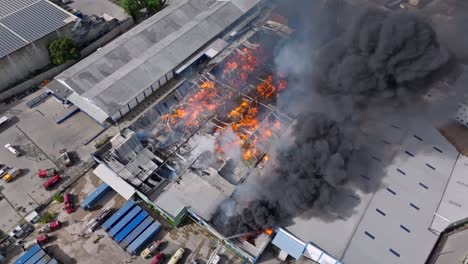 Toma-En-órbita-Superior-De-Un-Incendio-Devastador-En-Un-Almacén-En-La-Ciudad-De-Santo-Domingo,-República-Dominicana.