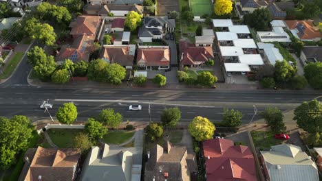 Tráfico-En-La-Autopista-En-El-Pintoresco-Barrio-Suburbio-De-La-Ciudad-De-Adelaida-Al-Atardecer