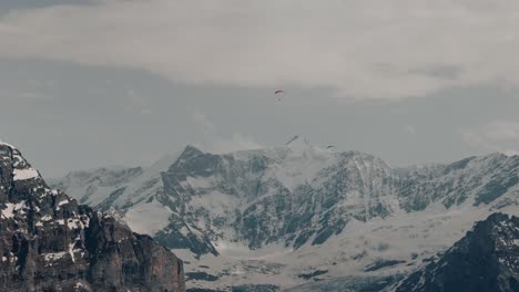 Parapentes-Cerca-De-Picos-Alpinos-Nevados-En-Suiza