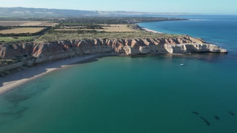 Luftaufnahme-Des-Berühmten-Maslin-Beach-In-Den-Vororten-Von-Adelaide-An-Sonnigen-Tagen-Mit-Klarem-Wasser-Der-Grünen-Bucht