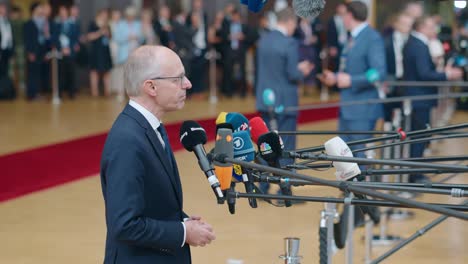 El-Primer-Ministro-De-Luxemburgo,-Luc-Frieden,-Hablando-Con-La-Prensa-En-La-Cumbre-Del-Consejo-Europeo-En-Bruselas,-Bélgica---Foto-De-Perfil