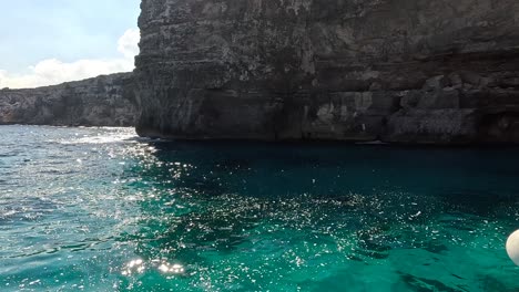 Bestaunen-Sie-Das-Lebendige-Wasser-Der-Blauen-Lagune-Auf-Malta,-Umgeben-Von-Atemberaubenden-Felsklippen,-Die-Die-Essenz-Natürlicher-Schönheit-Und-Abenteuer-Einfangen