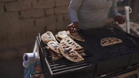 Ein-Traditioneller-Prozess-Der-Herstellung-Von-Tortillas-Auf-Einem-Grill,-Der-Das-Reiche-Kulturelle-Erbe-Und-Die-Kulinarische-Expertise-Der-Region-Zur-Schau-Stellt