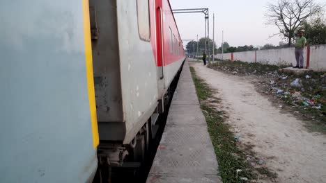 Tren-De-Pasajeros-De-Ferrocarril-Indio-En-Una-Estación-Remota-Desde-Un-ángulo-Bajo-A-Alto.-El-Vídeo-Se-Toma-En-La-Parada-Exterior-Del-Río-Shipra-En-Ujjain,-Madhya-Pradesh,-India,-El-9-De-Marzo-De-2024.