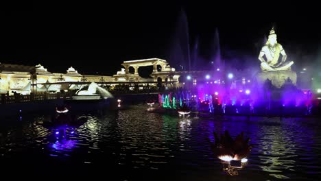 ídolo-Del-Dios-Santo-Hindú-Señor-Shiva-Sentado-En-Mediación-Al-Aire-Libre-Por-La-Noche-Con-Luces-De-Colores-El-Video-Fue-Tomado-En-El-Corredor-Del-Templo-Mahakaleshwar-Mahakal-Ujjain-Madhya-Pradesh-India