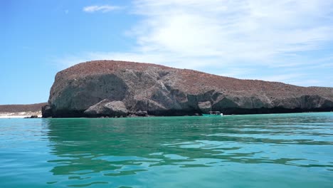 Boat-sailing-in-Isla-Espiritu-Santo,-Baja-California-Sur,-Mexico