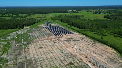 Field-of-solar-panels-seen-from-above,-approaching