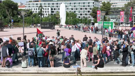 Los-Manifestantes-De-Izquierda-Sostienen-Pancartas-Durante-Una-Manifestación-Contra-Los-Movimientos-Fascistas-Y-De-Extrema-Derecha-En-Europa,-Instando-A-Los-Ciudadanos-A-Movilizarse