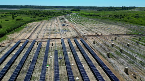 Campo-De-Paneles-Solares-En-Una-Vista-Aérea-Del-Paisaje-Verde