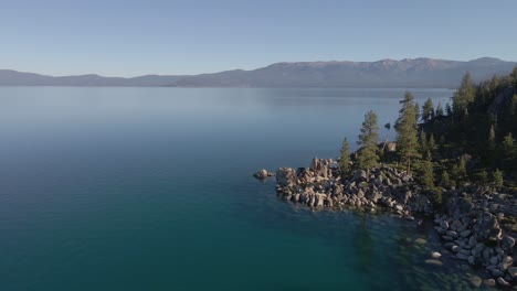 4K-Luftaufnahmen-Von-Felsen-Entlang-Der-Küste-Des-Lake-Tahoe-In-Nevada,-Nordkalifornien