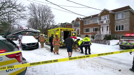 Respuesta-De-Emergencia-Con-Ambulancia-Y-Bomberos-En-Invierno