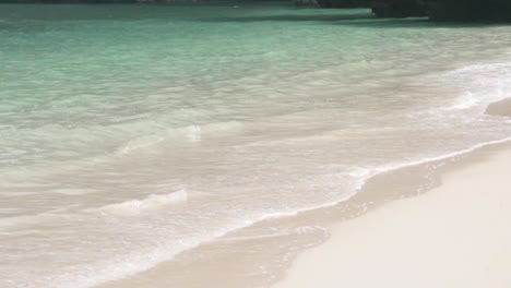 Türkisfarbenes-Wasser-Und-Weißer-Sand-Am-Railay-Beach,-Thailand