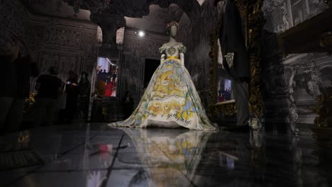 Großartige-Modekleiderentwürfe-Während-Der-Dolce-&amp;-Gabbana-Ausstellung-Im-Palazzo-Reale-In-Mailand,-Italien