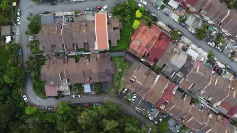 Toma-De-Puesta-De-Sol-Con-Panorámica-Lenta-Hacia-Adelante-A-Través-Del-área-De-Viviendas-En-Malasia