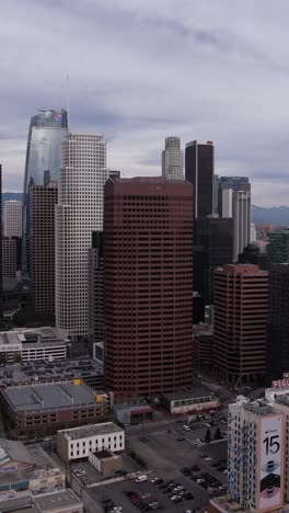 Vista-Aérea-Vertical-Del-Centro-De-Los-Angeles,-California,-Estados-Unidos,-Rascacielos-Y-Torres-En-Un-Día-Nublado,-Disparo-De-Drones