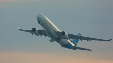 Avión-De-Air-Transat-Despegando-Al-Atardecer-Con-El-Tren-De-Aterrizaje-Retrayéndose