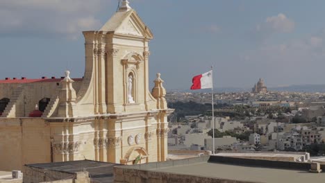 Vorderansicht-Der-Historischen-Kathedrale-Mariä-Himmelfahrt-In-Der-Befestigten-Zitadelle-Von-Victoria,-Gozo,-Malta,-Tagsüber