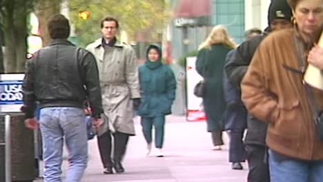 1990S-PEOPLE-WALKING-DOWNTOWN-IN-CITY