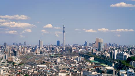 Paisaje-De-Tokio-En-Rápido-Movimiento-Con-Trenes-Y-Automóviles-Con-Skytree-En-La-Distancia