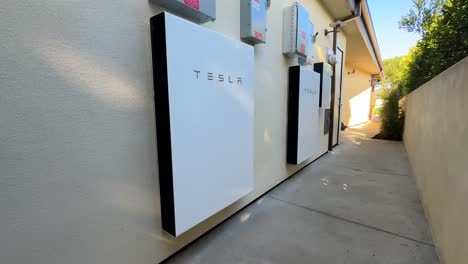 Tesla-Powerwall-Einheiten-An-Einem-Gebäude