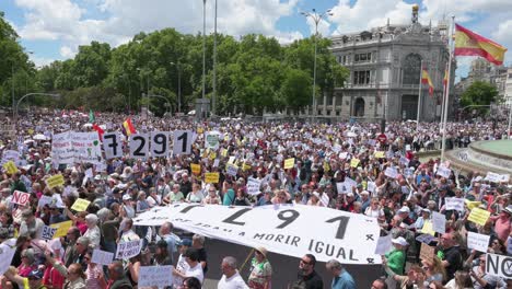 Blick-Auf-Ein-Großes-Banner-Mit-Der-Nummer-7291,-Das-Auf-Die-Zahl-Der-Todesfälle-In-Pflegeheimen-Während-Covid-19-Verweist