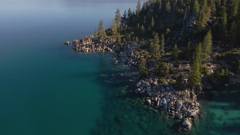 Imágenes-Aéreas-De-Drones-De-Lake-Tahoe-4k-De-Agua-Y-Rocas-A-Lo-Largo-De-La-Costa-En-Nevada,-Norte-De-California