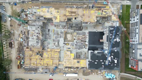 Aerial-view-of-construction-site-with-crane-and-building