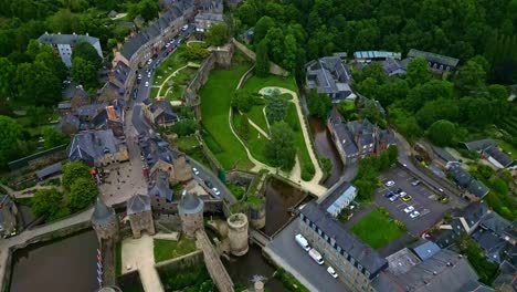 Muralla-Del-Castillo-De-Fougères-Y-El-Paisaje-Urbano,-Ille-et-vilaine-En-Francia