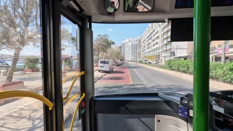 Capturando-La-Exploración-Urbana-Y-La-Vida-Cotidiana-Desde-La-Ventana-Delantera-De-Un-Autobús-Público-Que-Recorre-Las-Calles-De-La-Valeta,-Malta.