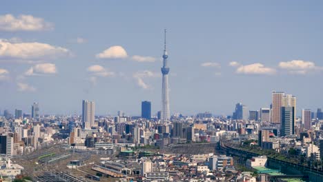 Timelapse-En-Movimiento-Rápido-Sobre-El-Paisaje-Urbano-De-Tokio-Con-Skytree